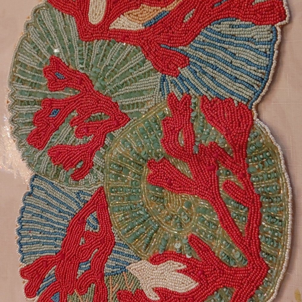 🐳 Beaded "Beachy" Runner - Picture 4 of 8
